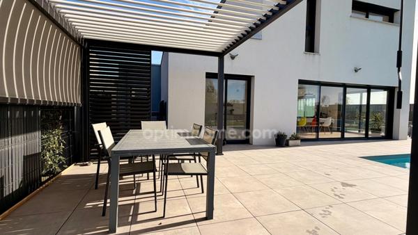 Maison contemporaine avec piscine - Calme, volumes et prestations.