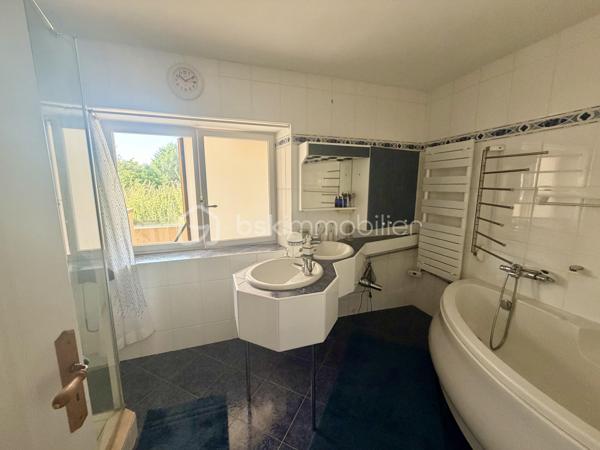 À seulement quelques minutes de Rozay-en-Brie, découvrez cette maison familiale rénovée en 2021.

Cette maison briarde d'environ 150 m² séduira les familles en quête d'un bien clé en main, offrant de belles prestations et une distribution pensée pour le quotidien.
Dès l'entrée, vous découvrirez une vaste entrée , ouverte sur la cuisine entièrement aménagée et équipée ainsi qu'une belle pièce de vie avec cheminée.
Un cellier ainsi qu'une buanderie viennent compléter cet espace particulièrement fonctionnel.
Le rez-de-chaussée propose également une chambre avec sa salle d'eau privative, idéale pour accueillir famille et amis ou pour créer une véritable suite de plain-pied.

À l'étage, l'espace nuit se compose de trois belles chambres, dont une agréable suite parentale avec dressing et salle d'eau, ainsi qu'une seconde salle d'eau.

À l'extérieur, vous profiterez d'un jardin entièrement clos, de deux terrasses idéalement exposées pour vos moments de détente et d'un abri de jardin maçonné. Un puit est également présent.
Un garage attenant (d'environ 30m2), accessible directement depuis la maison, complète l'ensemble.

Côté confort, la maison bénéficie du double vitrage et du chauffage au sol.

Une maison rénovée récemment, sans gros travaux à prévoir, idéale pour ceux qui souhaitent poser leurs valises dans un environnement calme tout en restant à proximité des commodités et des grands axes.

N'hésitez pas à me contacter rapidement !
