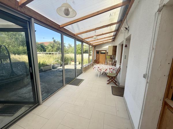 À seulement quelques minutes de Rozay-en-Brie, découvrez cette maison familiale rénovée en 2021.

Cette maison briarde d'environ 150 m² séduira les familles en quête d'un bien clé en main, offrant de belles prestations et une distribution pensée pour le quotidien.
Dès l'entrée, vous découvrirez une vaste entrée , ouverte sur la cuisine entièrement aménagée et équipée ainsi qu'une belle pièce de vie avec cheminée.
Un cellier ainsi qu'une buanderie viennent compléter cet espace particulièrement fonctionnel.
Le rez-de-chaussée propose également une chambre avec sa salle d'eau privative, idéale pour accueillir famille et amis ou pour créer une véritable suite de plain-pied.

À l'étage, l'espace nuit se compose de trois belles chambres, dont une agréable suite parentale avec dressing et salle d'eau, ainsi qu'une seconde salle d'eau.

À l'extérieur, vous profiterez d'un jardin entièrement clos, de deux terrasses idéalement exposées pour vos moments de détente et d'un abri de jardin maçonné. Un puit est également présent.
Un garage attenant (d'environ 30m2), accessible directement depuis la maison, complète l'ensemble.

Côté confort, la maison bénéficie du double vitrage et du chauffage au sol.

Une maison rénovée récemment, sans gros travaux à prévoir, idéale pour ceux qui souhaitent poser leurs valises dans un environnement calme tout en restant à proximité des commodités et des grands axes.

N'hésitez pas à me contacter rapidement !