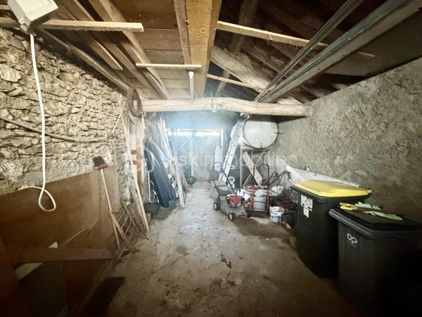 À seulement quelques minutes de Rozay-en-Brie, découvrez cette maison familiale rénovée en 2021.

Cette maison briarde d'environ 150 m² séduira les familles en quête d'un bien clé en main, offrant de belles prestations et une distribution pensée pour le quotidien.
Dès l'entrée, vous découvrirez une vaste entrée , ouverte sur la cuisine entièrement aménagée et équipée ainsi qu'une belle pièce de vie avec cheminée.
Un cellier ainsi qu'une buanderie viennent compléter cet espace particulièrement fonctionnel.
Le rez-de-chaussée propose également une chambre avec sa salle d'eau privative, idéale pour accueillir famille et amis ou pour créer une véritable suite de plain-pied.

À l'étage, l'espace nuit se compose de trois belles chambres, dont une agréable suite parentale avec dressing et salle d'eau, ainsi qu'une seconde salle d'eau.

À l'extérieur, vous profiterez d'un jardin entièrement clos, de deux terrasses idéalement exposées pour vos moments de détente et d'un abri de jardin maçonné. Un puit est également présent.
Un garage attenant (d'environ 30m2), accessible directement depuis la maison, complète l'ensemble.

Côté confort, la maison bénéficie du double vitrage et du chauffage au sol.

Une maison rénovée récemment, sans gros travaux à prévoir, idéale pour ceux qui souhaitent poser leurs valises dans un environnement calme tout en restant à proximité des commodités et des grands axes.

N'hésitez pas à me contacter rapidement !