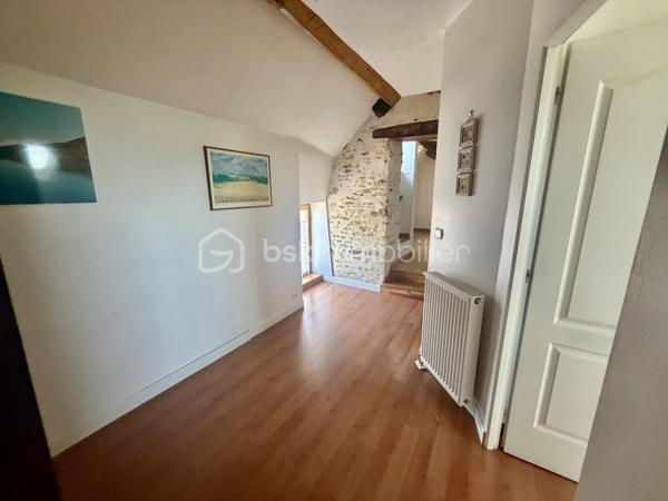 À seulement quelques minutes de Rozay-en-Brie, découvrez cette maison familiale rénovée en 2021.

Cette maison briarde d'environ 150 m² séduira les familles en quête d'un bien clé en main, offrant de belles prestations et une distribution pensée pour le quotidien.
Dès l'entrée, vous découvrirez une vaste entrée , ouverte sur la cuisine entièrement aménagée et équipée ainsi qu'une belle pièce de vie avec cheminée.
Un cellier ainsi qu'une buanderie viennent compléter cet espace particulièrement fonctionnel.
Le rez-de-chaussée propose également une chambre avec sa salle d'eau privative, idéale pour accueillir famille et amis ou pour créer une véritable suite de plain-pied.

À l'étage, l'espace nuit se compose de trois belles chambres, dont une agréable suite parentale avec dressing et salle d'eau, ainsi qu'une seconde salle d'eau.

À l'extérieur, vous profiterez d'un jardin entièrement clos, de deux terrasses idéalement exposées pour vos moments de détente et d'un abri de jardin maçonné. Un puit est également présent.
Un garage attenant (d'environ 30m2), accessible directement depuis la maison, complète l'ensemble.

Côté confort, la maison bénéficie du double vitrage et du chauffage au sol.

Une maison rénovée récemment, sans gros travaux à prévoir, idéale pour ceux qui souhaitent poser leurs valises dans un environnement calme tout en restant à proximité des commodités et des grands axes.

N'hésitez pas à me contacter rapidement !