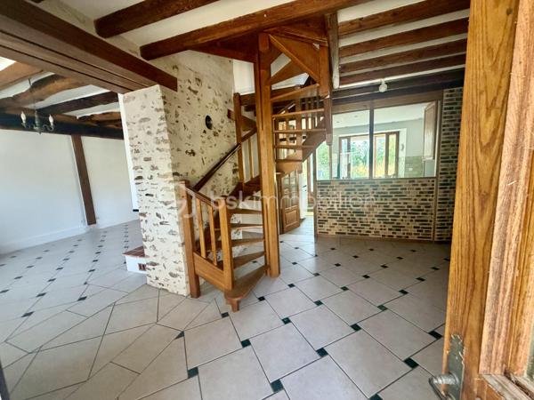 À seulement quelques minutes de Rozay-en-Brie, découvrez cette maison familiale rénovée en 2021.

Cette maison briarde d'environ 150 m² séduira les familles en quête d'un bien clé en main, offrant de belles prestations et une distribution pensée pour le quotidien.
Dès l'entrée, vous découvrirez une vaste entrée , ouverte sur la cuisine entièrement aménagée et équipée ainsi qu'une belle pièce de vie avec cheminée.
Un cellier ainsi qu'une buanderie viennent compléter cet espace particulièrement fonctionnel.
Le rez-de-chaussée propose également une chambre avec sa salle d'eau privative, idéale pour accueillir famille et amis ou pour créer une véritable suite de plain-pied.

À l'étage, l'espace nuit se compose de trois belles chambres, dont une agréable suite parentale avec dressing et salle d'eau, ainsi qu'une seconde salle d'eau.

À l'extérieur, vous profiterez d'un jardin entièrement clos, de deux terrasses idéalement exposées pour vos moments de détente et d'un abri de jardin maçonné. Un puit est également présent.
Un garage attenant (d'environ 30m2), accessible directement depuis la maison, complète l'ensemble.

Côté confort, la maison bénéficie du double vitrage et du chauffage au sol.

Une maison rénovée récemment, sans gros travaux à prévoir, idéale pour ceux qui souhaitent poser leurs valises dans un environnement calme tout en restant à proximité des commodités et des grands axes.

N'hésitez pas à me contacter rapidement !