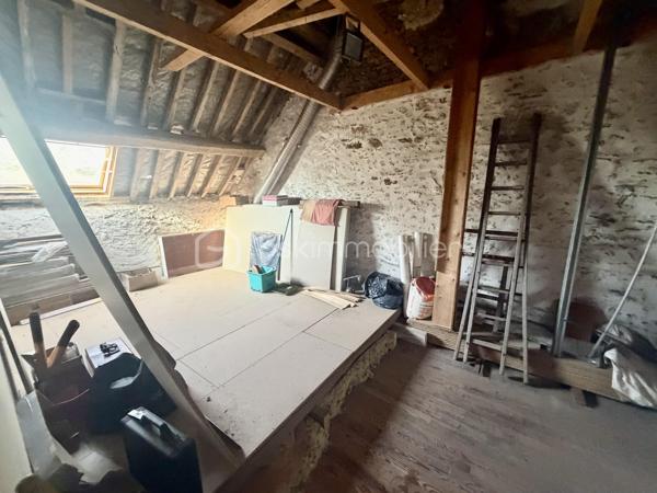 À seulement quelques minutes de Rozay-en-Brie, découvrez cette maison familiale rénovée en 2021.

Cette maison briarde d'environ 150 m² séduira les familles en quête d'un bien clé en main, offrant de belles prestations et une distribution pensée pour le quotidien.
Dès l'entrée, vous découvrirez une vaste entrée , ouverte sur la cuisine entièrement aménagée et équipée ainsi qu'une belle pièce de vie avec cheminée.
Un cellier ainsi qu'une buanderie viennent compléter cet espace particulièrement fonctionnel.
Le rez-de-chaussée propose également une chambre avec sa salle d'eau privative, idéale pour accueillir famille et amis ou pour créer une véritable suite de plain-pied.

À l'étage, l'espace nuit se compose de trois belles chambres, dont une agréable suite parentale avec dressing et salle d'eau, ainsi qu'une seconde salle d'eau.

À l'extérieur, vous profiterez d'un jardin entièrement clos, de deux terrasses idéalement exposées pour vos moments de détente et d'un abri de jardin maçonné. Un puit est également présent.
Un garage attenant (d'environ 30m2), accessible directement depuis la maison, complète l'ensemble.

Côté confort, la maison bénéficie du double vitrage et du chauffage au sol.

Une maison rénovée récemment, sans gros travaux à prévoir, idéale pour ceux qui souhaitent poser leurs valises dans un environnement calme tout en restant à proximité des commodités et des grands axes.

N'hésitez pas à me contacter rapidement !