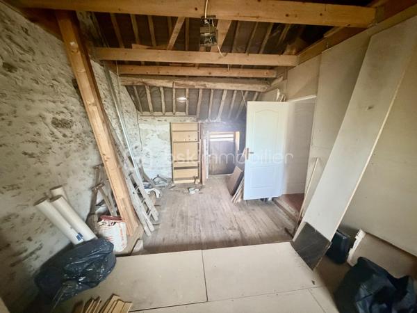 À seulement quelques minutes de Rozay-en-Brie, découvrez cette maison familiale rénovée en 2021.

Cette maison briarde d'environ 150 m² séduira les familles en quête d'un bien clé en main, offrant de belles prestations et une distribution pensée pour le quotidien.
Dès l'entrée, vous découvrirez une vaste entrée , ouverte sur la cuisine entièrement aménagée et équipée ainsi qu'une belle pièce de vie avec cheminée.
Un cellier ainsi qu'une buanderie viennent compléter cet espace particulièrement fonctionnel.
Le rez-de-chaussée propose également une chambre avec sa salle d'eau privative, idéale pour accueillir famille et amis ou pour créer une véritable suite de plain-pied.

À l'étage, l'espace nuit se compose de trois belles chambres, dont une agréable suite parentale avec dressing et salle d'eau, ainsi qu'une seconde salle d'eau.

À l'extérieur, vous profiterez d'un jardin entièrement clos, de deux terrasses idéalement exposées pour vos moments de détente et d'un abri de jardin maçonné. Un puit est également présent.
Un garage attenant (d'environ 30m2), accessible directement depuis la maison, complète l'ensemble.

Côté confort, la maison bénéficie du double vitrage et du chauffage au sol.

Une maison rénovée récemment, sans gros travaux à prévoir, idéale pour ceux qui souhaitent poser leurs valises dans un environnement calme tout en restant à proximité des commodités et des grands axes.

N'hésitez pas à me contacter rapidement !