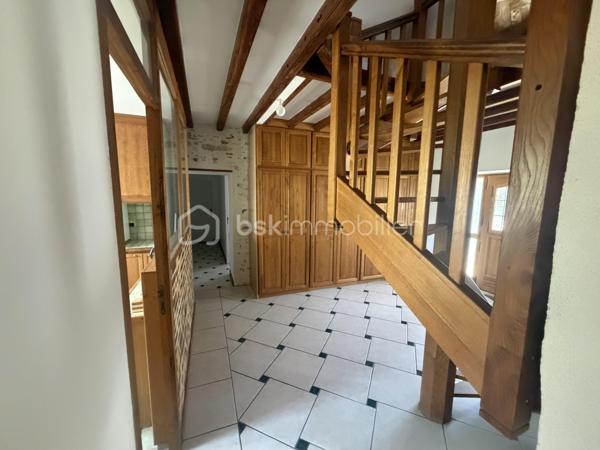 À seulement quelques minutes de Rozay-en-Brie, découvrez cette maison familiale rénovée en 2021.

Cette maison briarde d'environ 150 m² séduira les familles en quête d'un bien clé en main, offrant de belles prestations et une distribution pensée pour le quotidien.
Dès l'entrée, vous découvrirez une vaste entrée , ouverte sur la cuisine entièrement aménagée et équipée ainsi qu'une belle pièce de vie avec cheminée.
Un cellier ainsi qu'une buanderie viennent compléter cet espace particulièrement fonctionnel.
Le rez-de-chaussée propose également une chambre avec sa salle d'eau privative, idéale pour accueillir famille et amis ou pour créer une véritable suite de plain-pied.

À l'étage, l'espace nuit se compose de trois belles chambres, dont une agréable suite parentale avec dressing et salle d'eau, ainsi qu'une seconde salle d'eau.

À l'extérieur, vous profiterez d'un jardin entièrement clos, de deux terrasses idéalement exposées pour vos moments de détente et d'un abri de jardin maçonné. Un puit est également présent.
Un garage attenant (d'environ 30m2), accessible directement depuis la maison, complète l'ensemble.

Côté confort, la maison bénéficie du double vitrage et du chauffage au sol.

Une maison rénovée récemment, sans gros travaux à prévoir, idéale pour ceux qui souhaitent poser leurs valises dans un environnement calme tout en restant à proximité des commodités et des grands axes.

N'hésitez pas à me contacter rapidement !