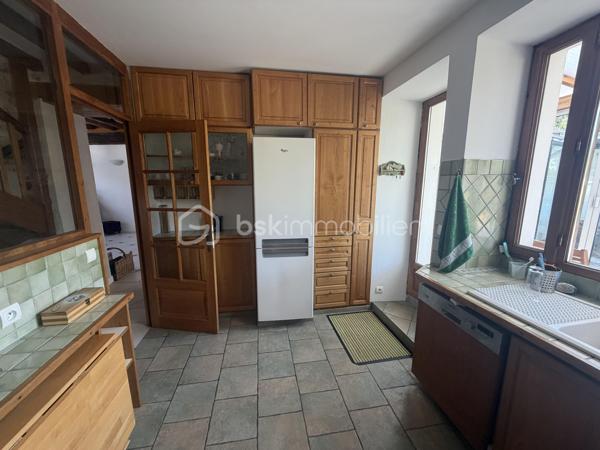 À seulement quelques minutes de Rozay-en-Brie, découvrez cette maison familiale rénovée en 2021.

Cette maison briarde d'environ 150 m² séduira les familles en quête d'un bien clé en main, offrant de belles prestations et une distribution pensée pour le quotidien.
Dès l'entrée, vous découvrirez une vaste entrée , ouverte sur la cuisine entièrement aménagée et équipée ainsi qu'une belle pièce de vie avec cheminée.
Un cellier ainsi qu'une buanderie viennent compléter cet espace particulièrement fonctionnel.
Le rez-de-chaussée propose également une chambre avec sa salle d'eau privative, idéale pour accueillir famille et amis ou pour créer une véritable suite de plain-pied.

À l'étage, l'espace nuit se compose de trois belles chambres, dont une agréable suite parentale avec dressing et salle d'eau, ainsi qu'une seconde salle d'eau.

À l'extérieur, vous profiterez d'un jardin entièrement clos, de deux terrasses idéalement exposées pour vos moments de détente et d'un abri de jardin maçonné. Un puit est également présent.
Un garage attenant (d'environ 30m2), accessible directement depuis la maison, complète l'ensemble.

Côté confort, la maison bénéficie du double vitrage et du chauffage au sol.

Une maison rénovée récemment, sans gros travaux à prévoir, idéale pour ceux qui souhaitent poser leurs valises dans un environnement calme tout en restant à proximité des commodités et des grands axes.

N'hésitez pas à me contacter rapidement !