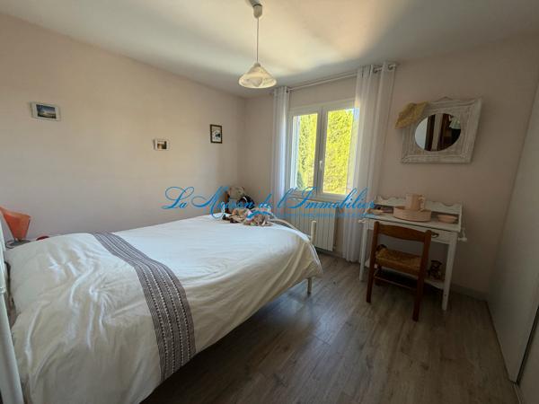 Sur les hauteurs de ST HILAIRE DE BRETHMAS, maison F5, piscine, double garage sur 3000 m² de terrain avec vue