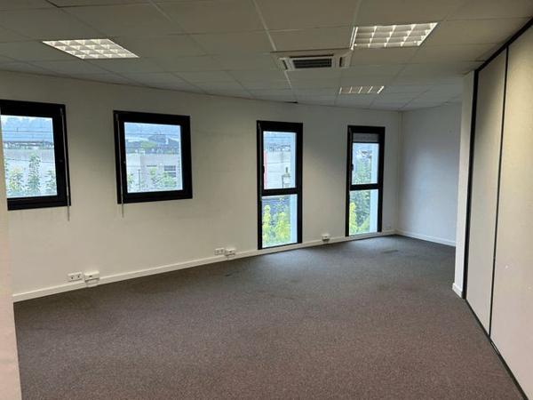 Local commercial 2 pièces T2 F2 41.3 m² à Aix Les Bains 21 BD DE LATTRE DE TASSIGNY 73100 à louer