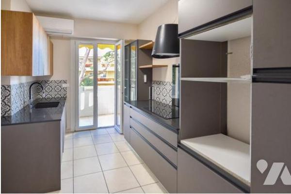 VASTE TROIS PIÉCES PARKING ET CAVE - VUE MER