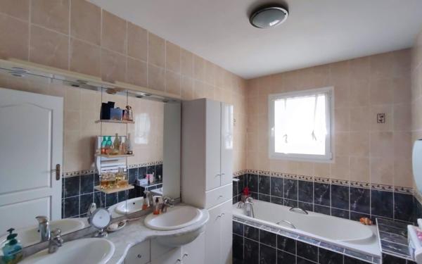 Maison à vendre    4 pièces • 2 700 m2 Narbonne