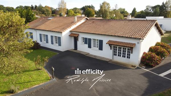 Maison
         8 pièces
        - 220 m²