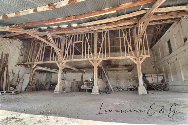 ANGY 60250 - Grange de 195m² au sol ( possible 2 niveaux supplémentaires) appentis de 241m² sur 569 m² de terrain