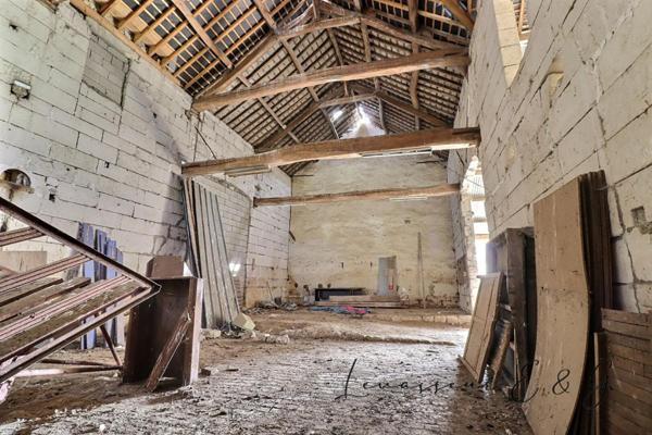 ANGY 60250 - Grange de 195m² au sol ( possible 2 niveaux supplémentaires) appentis de 241m² sur 569 m² de terrain