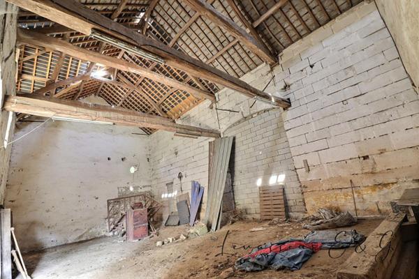 ANGY 60250 - Grange de 195m² au sol ( possible 2 niveaux supplémentaires) appentis de 241m² sur 569 m² de terrain