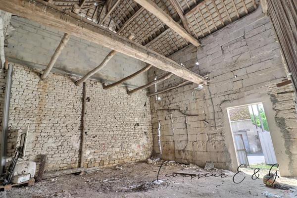 ANGY 60250 - Grange de 195m² au sol ( possible 2 niveaux supplémentaires) appentis de 241m² sur 569 m² de terrain