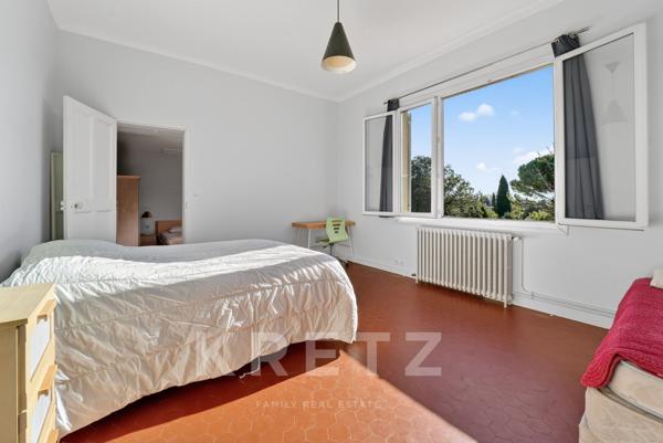 Aux Portes d’Avignon : Maison année 30 de Caractère et Opportunité Architecturale Unique