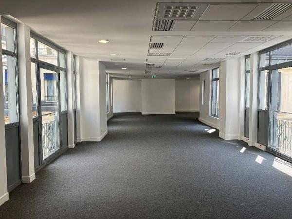 Bureau en location Paris 9 immeuble indépendant rénové proche Saint-Lazare