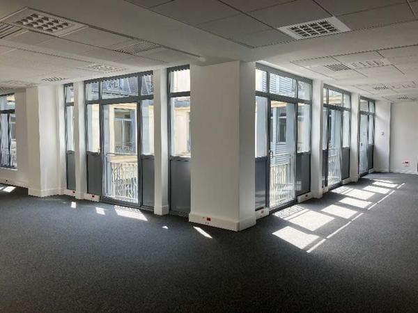 Bureau en location Paris 9 immeuble indépendant rénové proche Saint-Lazare