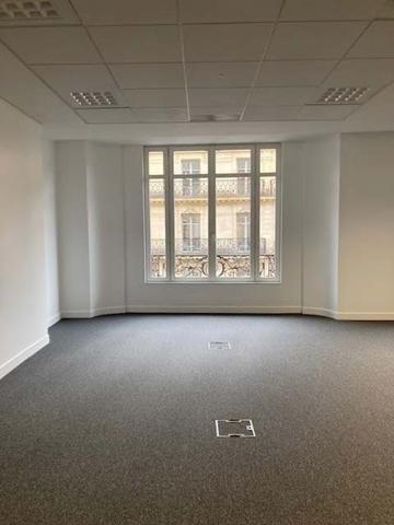 Bureau en location Paris 9 immeuble indépendant rénové proche Saint-Lazare