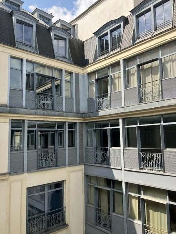 Bureau en location Paris 9 immeuble indépendant rénové proche Saint-Lazare