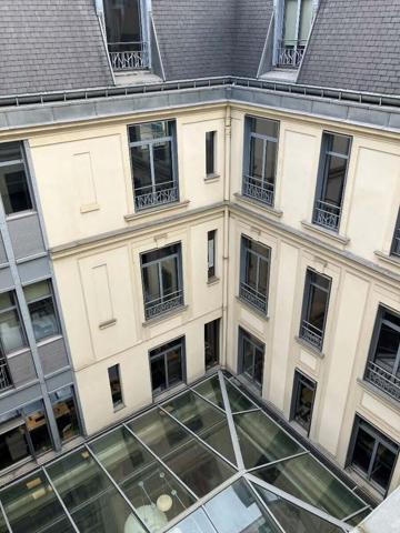 Bureau en location Paris 9 immeuble indépendant rénové proche Saint-Lazare