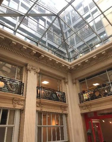Bureau en location Paris 9 immeuble indépendant rénové proche Saint-Lazare