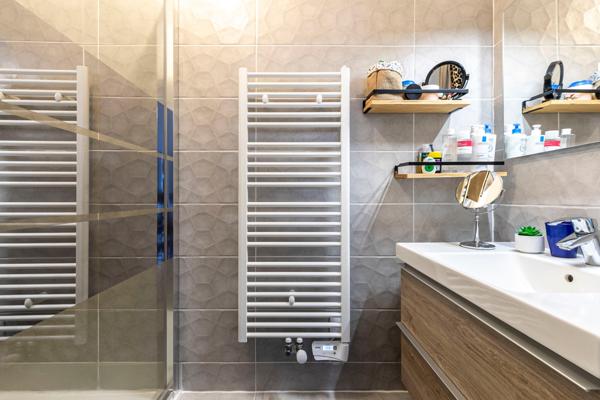 RUEIL-MALMAISON - QUARTIER BUZENVAL - APPARTEMENT 84 M² - 3 CHAMBRES - CUISINE OUVERTE SUR SALON - 2 SALLES DE BAIN - TERRASSE - 2 PLACES DE PARKING