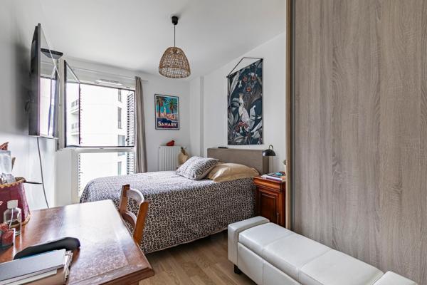 RUEIL-MALMAISON - QUARTIER BUZENVAL - APPARTEMENT 84 M² - 3 CHAMBRES - CUISINE OUVERTE SUR SALON - 2 SALLES DE BAIN - TERRASSE - 2 PLACES DE PARKING