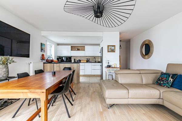 RUEIL-MALMAISON - QUARTIER BUZENVAL - APPARTEMENT 84 M² - 3 CHAMBRES - CUISINE OUVERTE SUR SALON - 2 SALLES DE BAIN - TERRASSE - 2 PLACES DE PARKING