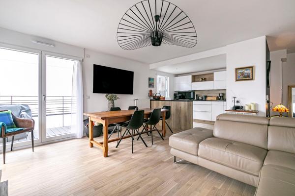 RUEIL-MALMAISON - QUARTIER BUZENVAL - APPARTEMENT 84 M² - 3 CHAMBRES - CUISINE OUVERTE SUR SALON - 2 SALLES DE BAIN - TERRASSE - 2 PLACES DE PARKING