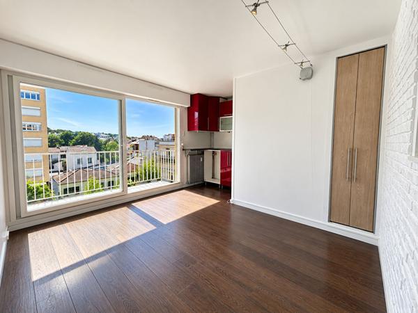 STUDIO - BALCON ET PARKING - PROCHE LA DÉFENSE