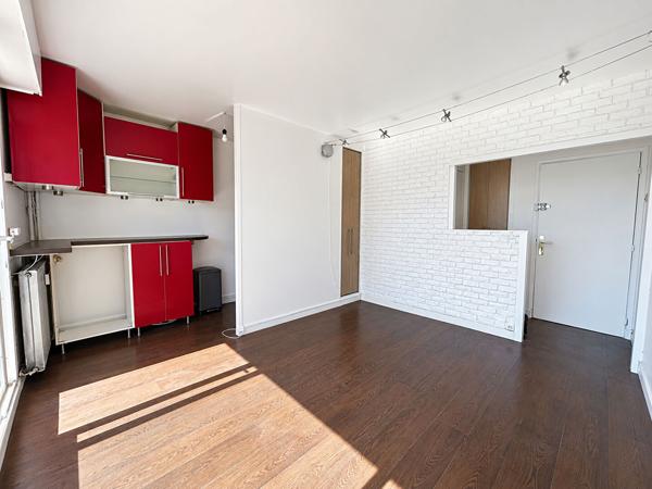 STUDIO - BALCON ET PARKING - PROCHE LA DÉFENSE