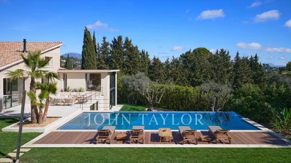 Magnifique villa entièrement rénovée au pied du village de Mougins
