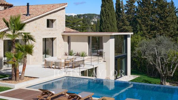 Magnifique villa entièrement rénovée au pied du village de Mougins