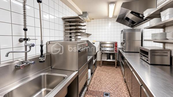 En Exclusivité BAR AVEC PETITE RESTAURATION – COLMAR

**Licence IV • Terrasse • Appartement avec terrasse • Activité principalement orientée bar**

À saisir, **établissement situé au cœur de Colmar**, bénéficiant d’un emplacement central et d’un outil d’exploitation complet.

L’activité est aujourd’hui **très largement orientée vers le bar**, avec une offre de **petite restauration**, et une organisation déjà en place.

L’établissement dispose notamment d’un **bar avec terrasse**, ainsi que d’un **appartement indépendant avec terrasse**, offrant un véritable atout supplémentaire.

### 🍸 UN ÉTABLISSEMENT COMPLET

* **Rez-de-chaussée d’environ 130 m²** avec espace bar et **terrasse**
* **1er étage d’environ 80 m²** avec grande salle et sanitaires
* **Cuisine professionnelle** permettant l’activité de petite restauration
* Chambre froide
* Espaces de stockage
* Cave
* **Appartement indépendant d’environ 76 m² avec terrasse**
* Climatisation réversible
* **Licence IV**

### 📈 UNE ACTIVITÉ EN ÉVOLUTION POSITIVE

L’établissement bénéficie d’une **évolution favorable de son activité**, avec une amélioration des performances d’exploitation et une situation bénéficiaire.

Le potentiel réside notamment dans la possibilité de **développer la petite restauration**, d’élargir l’offre ou de faire évoluer le concept tout en conservant l’activité principale de bar.

⭐ LES ATOUTS

✔️ **Emplacement central à Colmar**
✔️ **Licence IV**
✔️ **Bar avec terrasse**
✔️ **Petite restauration**
✔️ Appartement indépendant **avec terrasse**
✔️ Activité principalement orientée bar
✔️ Plusieurs espaces d’exploitation
✔️ Grande salle à l’étage
✔️ Cuisine professionnelle
✔️ Chambre froide et stockage
✔️ Climatisation réversible
✔️ Activité en évolution positive
✔️ **Potentiel de développement**

**Loyer actuel : 6 800 € TTC / mois, charges comprises**
**Taxe foncière : 3 800 € / an**

**Une belle opportunité pour un professionnel souhaitant reprendre un établissement avec Licence IV, terrasse, petite restauration et appartement, au cœur de Colmar.**