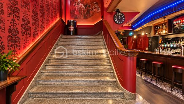 En Exclusivité BAR AVEC PETITE RESTAURATION – COLMAR

**Licence IV • Terrasse • Appartement avec terrasse • Activité principalement orientée bar**

À saisir, **établissement situé au cœur de Colmar**, bénéficiant d’un emplacement central et d’un outil d’exploitation complet.

L’activité est aujourd’hui **très largement orientée vers le bar**, avec une offre de **petite restauration**, et une organisation déjà en place.

L’établissement dispose notamment d’un **bar avec terrasse**, ainsi que d’un **appartement indépendant avec terrasse**, offrant un véritable atout supplémentaire.

### 🍸 UN ÉTABLISSEMENT COMPLET

* **Rez-de-chaussée d’environ 130 m²** avec espace bar et **terrasse**
* **1er étage d’environ 80 m²** avec grande salle et sanitaires
* **Cuisine professionnelle** permettant l’activité de petite restauration
* Chambre froide
* Espaces de stockage
* Cave
* **Appartement indépendant d’environ 76 m² avec terrasse**
* Climatisation réversible
* **Licence IV**

### 📈 UNE ACTIVITÉ EN ÉVOLUTION POSITIVE

L’établissement bénéficie d’une **évolution favorable de son activité**, avec une amélioration des performances d’exploitation et une situation bénéficiaire.

Le potentiel réside notamment dans la possibilité de **développer la petite restauration**, d’élargir l’offre ou de faire évoluer le concept tout en conservant l’activité principale de bar.

⭐ LES ATOUTS

✔️ **Emplacement central à Colmar**
✔️ **Licence IV**
✔️ **Bar avec terrasse**
✔️ **Petite restauration**
✔️ Appartement indépendant **avec terrasse**
✔️ Activité principalement orientée bar
✔️ Plusieurs espaces d’exploitation
✔️ Grande salle à l’étage
✔️ Cuisine professionnelle
✔️ Chambre froide et stockage
✔️ Climatisation réversible
✔️ Activité en évolution positive
✔️ **Potentiel de développement**

**Loyer actuel : 6 800 € TTC / mois, charges comprises**
**Taxe foncière : 3 800 € / an**

**Une belle opportunité pour un professionnel souhaitant reprendre un établissement avec Licence IV, terrasse, petite restauration et appartement, au cœur de Colmar.**