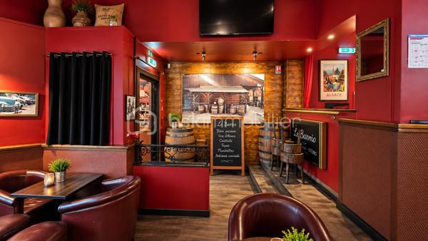 En Exclusivité BAR AVEC PETITE RESTAURATION – COLMAR

**Licence IV • Terrasse • Appartement avec terrasse • Activité principalement orientée bar**

À saisir, **établissement situé au cœur de Colmar**, bénéficiant d’un emplacement central et d’un outil d’exploitation complet.

L’activité est aujourd’hui **très largement orientée vers le bar**, avec une offre de **petite restauration**, et une organisation déjà en place.

L’établissement dispose notamment d’un **bar avec terrasse**, ainsi que d’un **appartement indépendant avec terrasse**, offrant un véritable atout supplémentaire.

### 🍸 UN ÉTABLISSEMENT COMPLET

* **Rez-de-chaussée d’environ 130 m²** avec espace bar et **terrasse**
* **1er étage d’environ 80 m²** avec grande salle et sanitaires
* **Cuisine professionnelle** permettant l’activité de petite restauration
* Chambre froide
* Espaces de stockage
* Cave
* **Appartement indépendant d’environ 76 m² avec terrasse**
* Climatisation réversible
* **Licence IV**

### 📈 UNE ACTIVITÉ EN ÉVOLUTION POSITIVE

L’établissement bénéficie d’une **évolution favorable de son activité**, avec une amélioration des performances d’exploitation et une situation bénéficiaire.

Le potentiel réside notamment dans la possibilité de **développer la petite restauration**, d’élargir l’offre ou de faire évoluer le concept tout en conservant l’activité principale de bar.

⭐ LES ATOUTS

✔️ **Emplacement central à Colmar**
✔️ **Licence IV**
✔️ **Bar avec terrasse**
✔️ **Petite restauration**
✔️ Appartement indépendant **avec terrasse**
✔️ Activité principalement orientée bar
✔️ Plusieurs espaces d’exploitation
✔️ Grande salle à l’étage
✔️ Cuisine professionnelle
✔️ Chambre froide et stockage
✔️ Climatisation réversible
✔️ Activité en évolution positive
✔️ **Potentiel de développement**

**Loyer actuel : 6 800 € TTC / mois, charges comprises**
**Taxe foncière : 3 800 € / an**

**Une belle opportunité pour un professionnel souhaitant reprendre un établissement avec Licence IV, terrasse, petite restauration et appartement, au cœur de Colmar.**