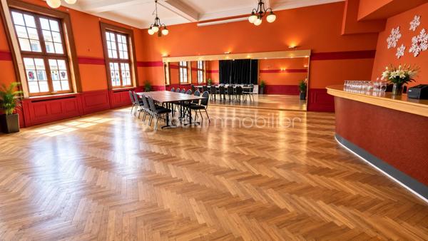 En Exclusivité BAR AVEC PETITE RESTAURATION – COLMAR

**Licence IV • Terrasse • Appartement avec terrasse • Activité principalement orientée bar**

À saisir, **établissement situé au cœur de Colmar**, bénéficiant d’un emplacement central et d’un outil d’exploitation complet.

L’activité est aujourd’hui **très largement orientée vers le bar**, avec une offre de **petite restauration**, et une organisation déjà en place.

L’établissement dispose notamment d’un **bar avec terrasse**, ainsi que d’un **appartement indépendant avec terrasse**, offrant un véritable atout supplémentaire.

### 🍸 UN ÉTABLISSEMENT COMPLET

* **Rez-de-chaussée d’environ 130 m²** avec espace bar et **terrasse**
* **1er étage d’environ 80 m²** avec grande salle et sanitaires
* **Cuisine professionnelle** permettant l’activité de petite restauration
* Chambre froide
* Espaces de stockage
* Cave
* **Appartement indépendant d’environ 76 m² avec terrasse**
* Climatisation réversible
* **Licence IV**

### 📈 UNE ACTIVITÉ EN ÉVOLUTION POSITIVE

L’établissement bénéficie d’une **évolution favorable de son activité**, avec une amélioration des performances d’exploitation et une situation bénéficiaire.

Le potentiel réside notamment dans la possibilité de **développer la petite restauration**, d’élargir l’offre ou de faire évoluer le concept tout en conservant l’activité principale de bar.

⭐ LES ATOUTS

✔️ **Emplacement central à Colmar**
✔️ **Licence IV**
✔️ **Bar avec terrasse**
✔️ **Petite restauration**
✔️ Appartement indépendant **avec terrasse**
✔️ Activité principalement orientée bar
✔️ Plusieurs espaces d’exploitation
✔️ Grande salle à l’étage
✔️ Cuisine professionnelle
✔️ Chambre froide et stockage
✔️ Climatisation réversible
✔️ Activité en évolution positive
✔️ **Potentiel de développement**

**Loyer actuel : 6 800 € TTC / mois, charges comprises**
**Taxe foncière : 3 800 € / an**

**Une belle opportunité pour un professionnel souhaitant reprendre un établissement avec Licence IV, terrasse, petite restauration et appartement, au cœur de Colmar.**