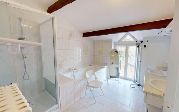 Maison à vendre    8 pièces •  Mance