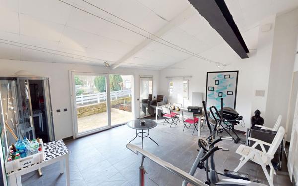 Maison à vendre    8 pièces •  Mance