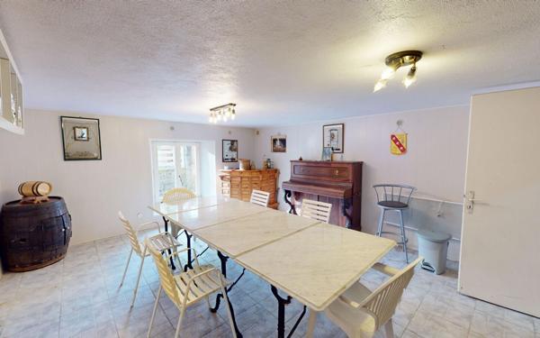 Maison à vendre    8 pièces •  Mance