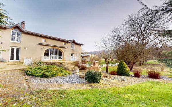 Maison à vendre    8 pièces •  Mance