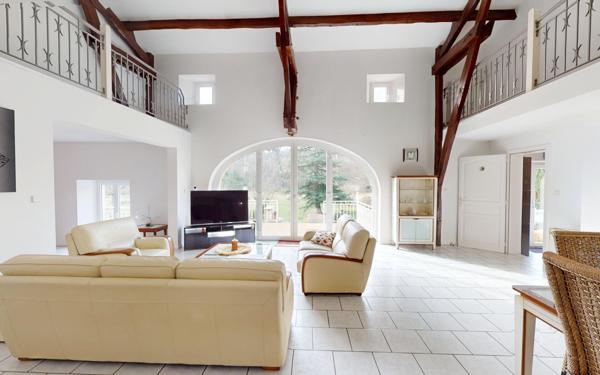 Maison à vendre    8 pièces •  Mance