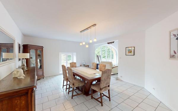 Maison à vendre    8 pièces •  Mance