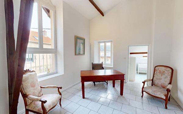 Maison à vendre    8 pièces •  Mance