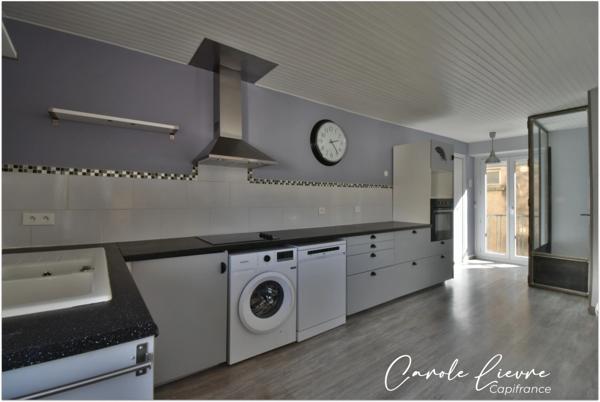 Immeuble avec local commercial et grand appartement sur LEZIGNAN LA CEBE