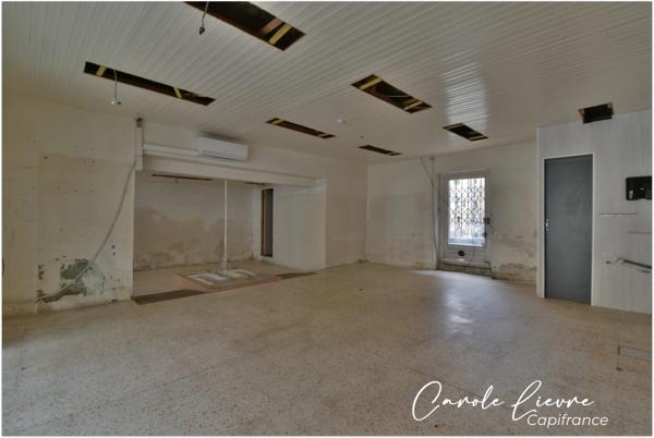 Immeuble avec local commercial et grand appartement sur LEZIGNAN LA CEBE