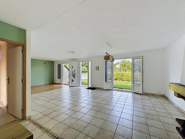 Maison de plain-pied à Vernantes, 56 m² de pièce de vie, 3 chambres, 2 garages !