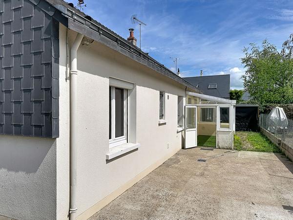 Maison de plain-pied à Vernantes, 56 m² de pièce de vie, 3 chambres, 2 garages !