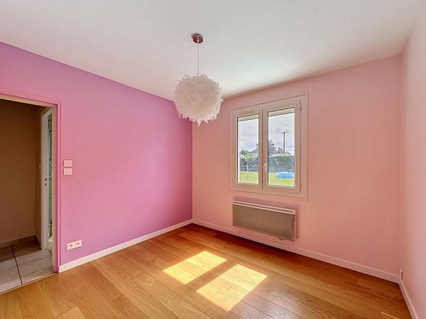 Maison de plain-pied à Vernantes, 56 m² de pièce de vie, 3 chambres, 2 garages !
